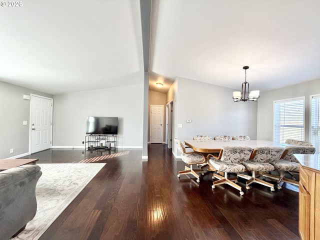 1863 INLAND Way, Springfield, OR 97477