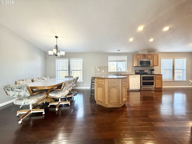 1863 INLAND Way, Springfield, OR 97477