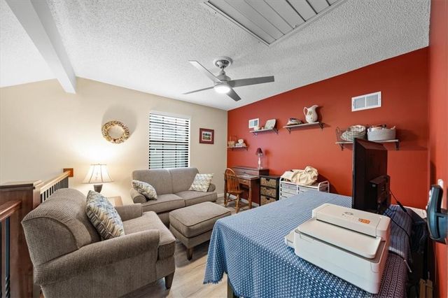 10142 W 86th Street, Overland Park, KS 66212