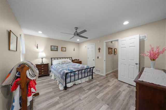 10142 W 86th Street, Overland Park, KS 66212