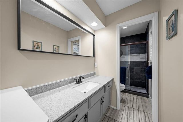 10142 W 86th Street, Overland Park, KS 66212