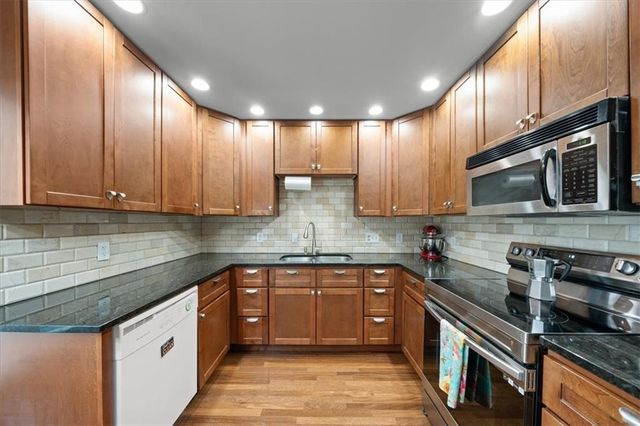 10142 W 86th Street, Overland Park, KS 66212