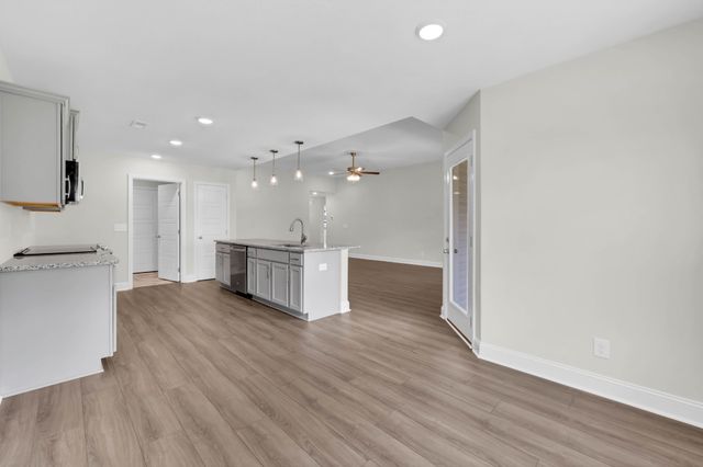 2736 Brewster Dr, Clarksville, TN 37042