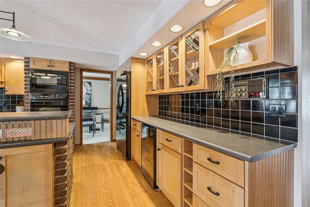 9725 Aurora Avenue, Urbandale, IA 50322