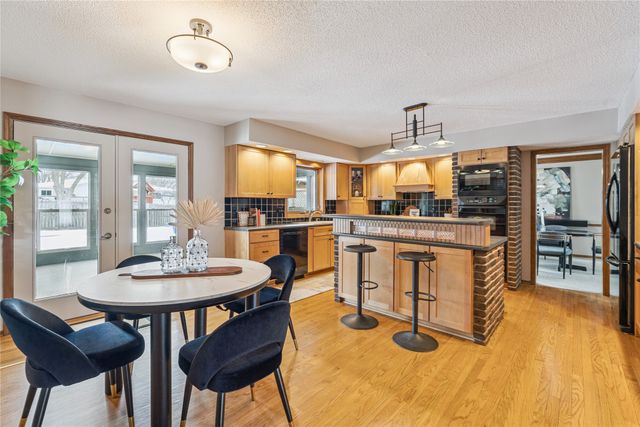 9725 Aurora Avenue, Urbandale, IA 50322