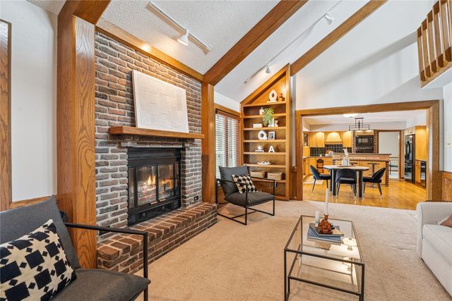 9725 Aurora Avenue, Urbandale, IA 50322