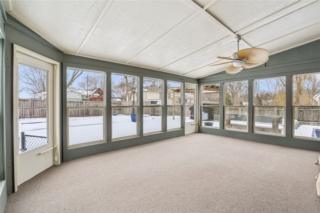 9725 Aurora Avenue, Urbandale, IA 50322