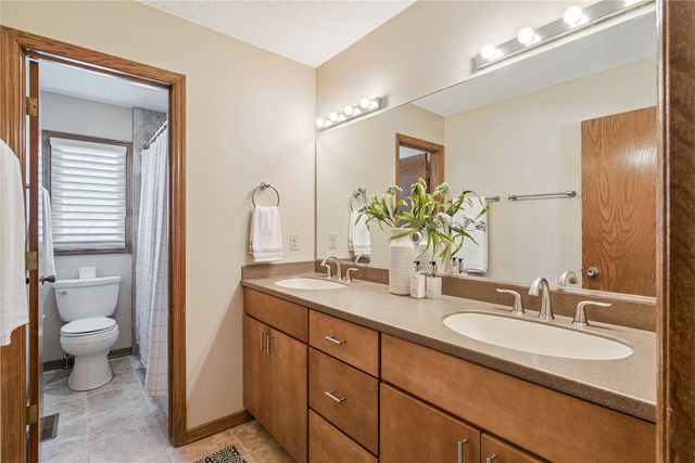 9725 Aurora Avenue, Urbandale, IA 50322