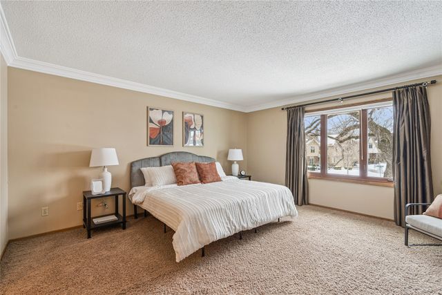 9725 Aurora Avenue, Urbandale, IA 50322