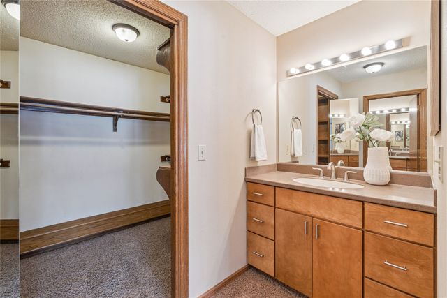 9725 Aurora Avenue, Urbandale, IA 50322