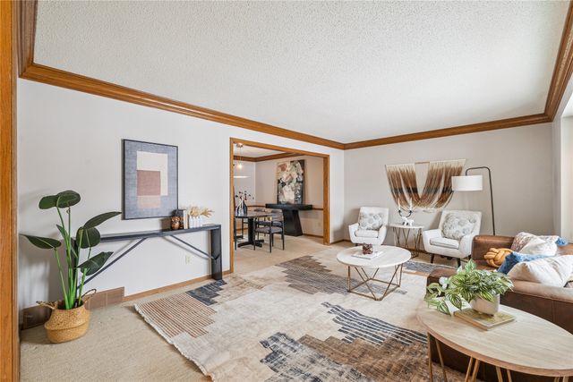 9725 Aurora Avenue, Urbandale, IA 50322