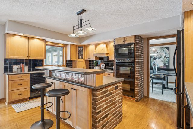 9725 Aurora Avenue, Urbandale, IA 50322