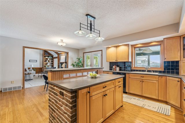 9725 Aurora Avenue, Urbandale, IA 50322