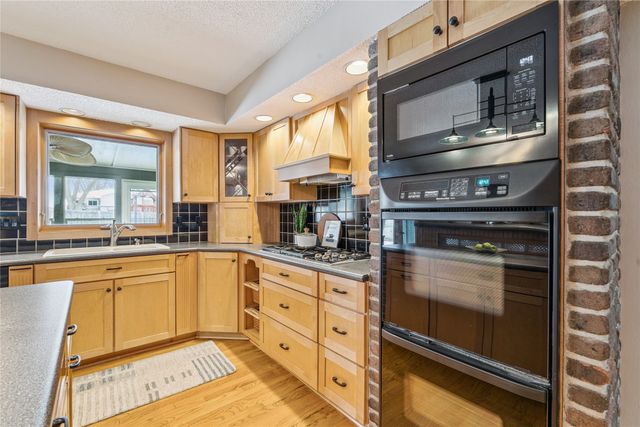 9725 Aurora Avenue, Urbandale, IA 50322