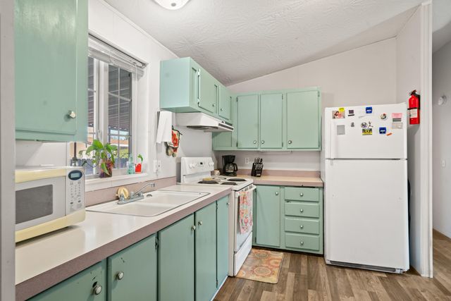 1570 S Peach Street SPC 65, Medford, OR 97501