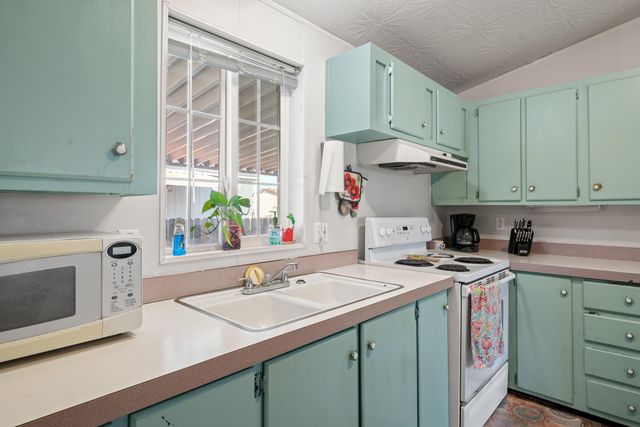 1570 S Peach Street SPC 65, Medford, OR 97501