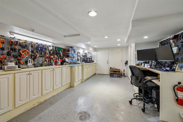 3939 River Oaks Drive, Des Moines, IA 50312