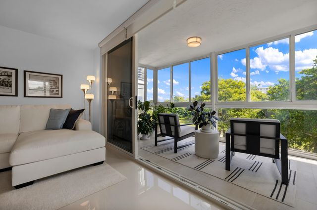 3930 OAKS CLUBHOUSE Drive 401, Pompano Beach, FL 33069