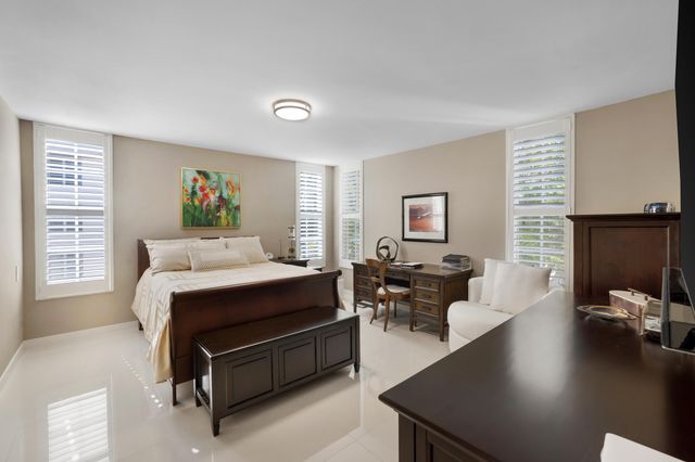 3930 OAKS CLUBHOUSE Drive 401, Pompano Beach, FL 33069