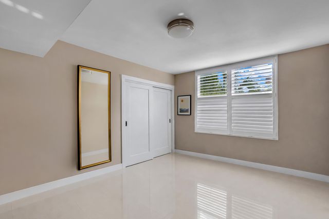 3930 OAKS CLUBHOUSE Drive 401, Pompano Beach, FL 33069