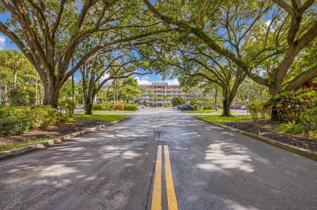 3930 OAKS CLUBHOUSE Drive 401, Pompano Beach, FL 33069