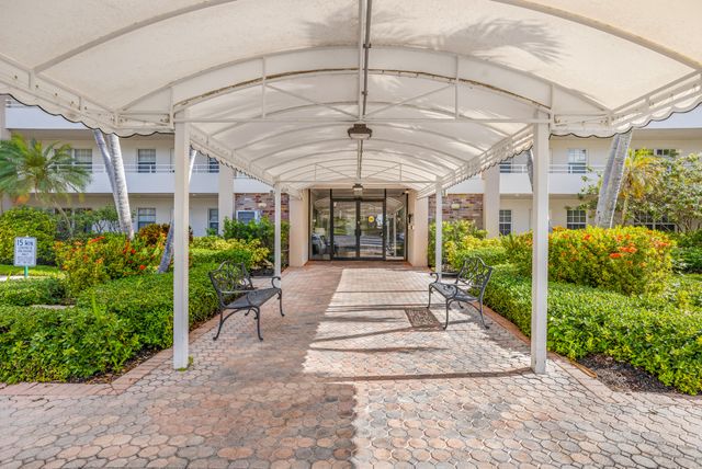 3930 OAKS CLUBHOUSE Drive 401, Pompano Beach, FL 33069