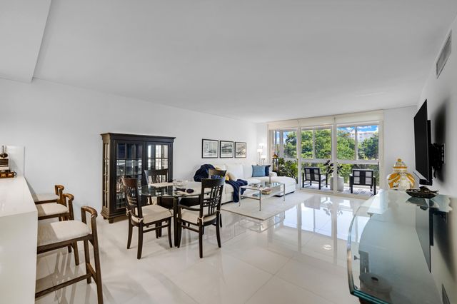 3930 OAKS CLUBHOUSE Drive 401, Pompano Beach, FL 33069