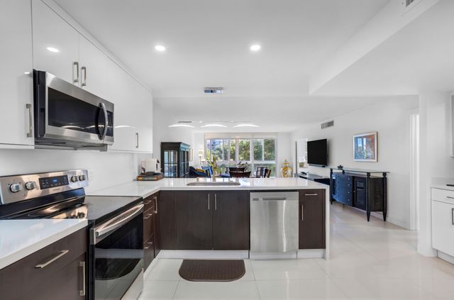 3930 OAKS CLUBHOUSE Drive 401, Pompano Beach, FL 33069