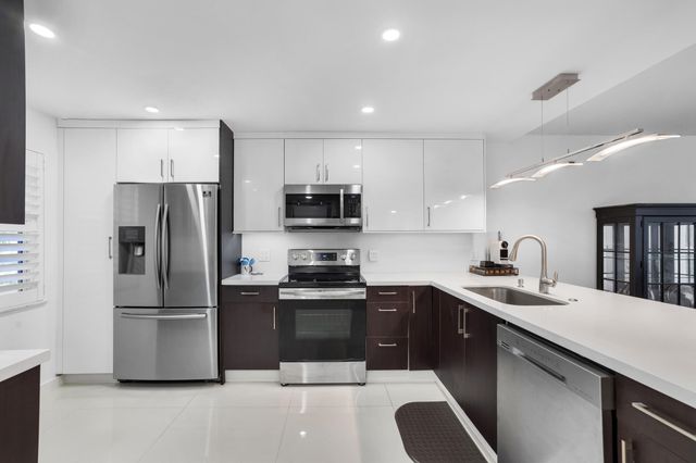 3930 OAKS CLUBHOUSE Drive 401, Pompano Beach, FL 33069