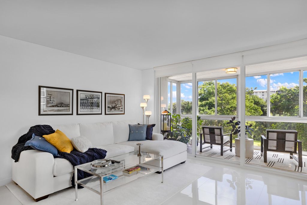 3930 OAKS CLUBHOUSE Drive 401, Pompano Beach, FL 33069