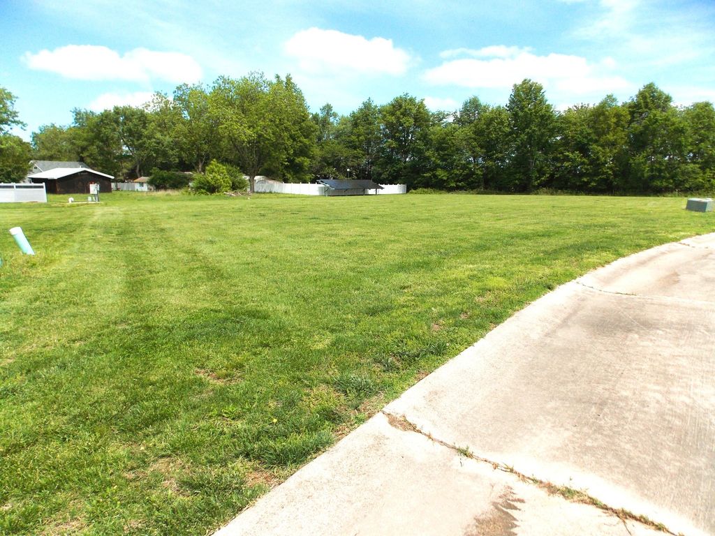 Image 1 of property listing at 4 Coronado Drive, Centralia, IL 62801