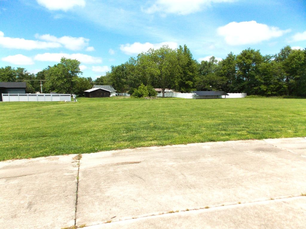Image 2 of property listing at 4 Coronado Drive, Centralia, IL 62801