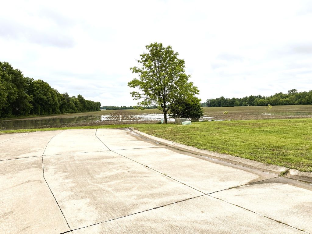 Image 3 of property listing at 4 Coronado Drive, Centralia, IL 62801