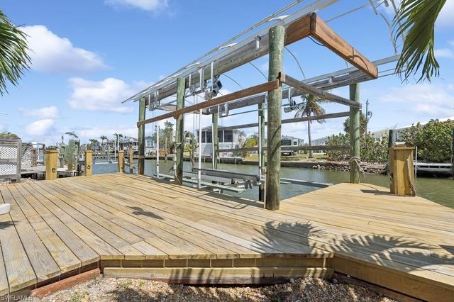 12 Nancy LN, Fort Myers Beach, FL 33931