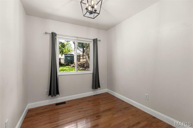 7021 Glades Avenue, St Louis, MO 63117