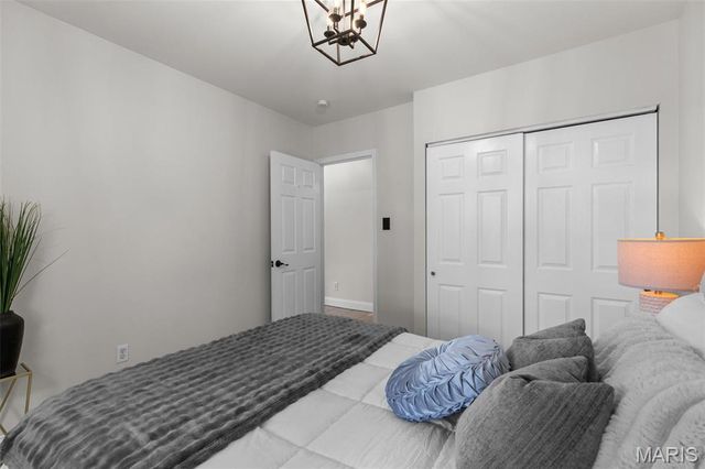 7021 Glades Avenue, St Louis, MO 63117