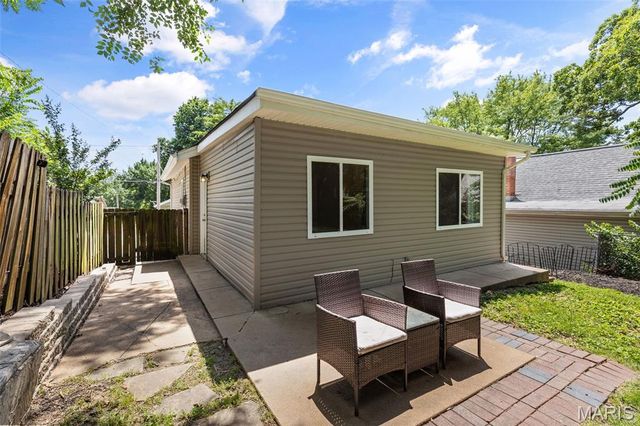 7021 Glades Avenue, St Louis, MO 63117