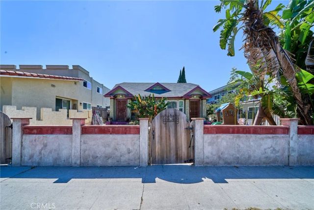 1055--1059 Roswell, Long Beach, CA 90804