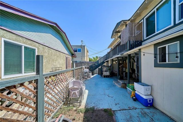 1055--1059 Roswell, Long Beach, CA 90804