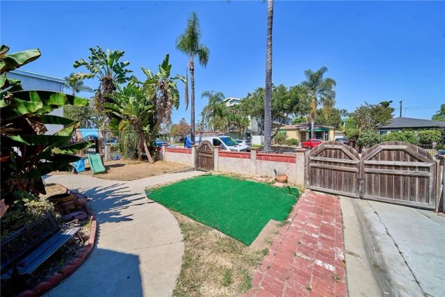 1055--1059 Roswell, Long Beach, CA 90804