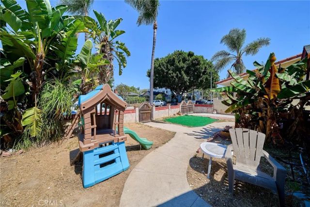 1055--1059 Roswell, Long Beach, CA 90804