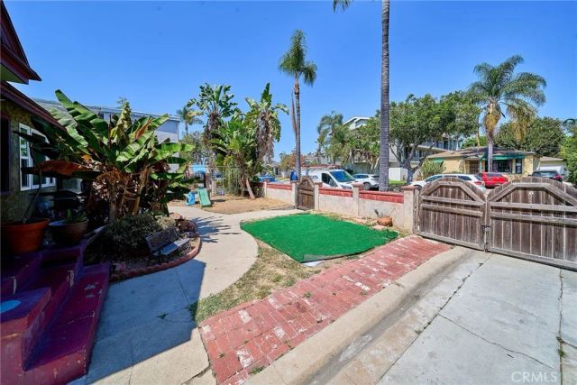 1055--1059 Roswell, Long Beach, CA 90804