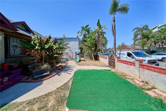 1055--1059 Roswell, Long Beach, CA 90804