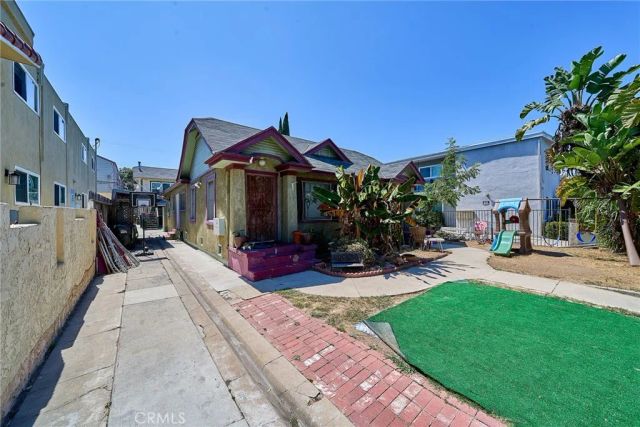 1055--1059 Roswell, Long Beach, CA 90804