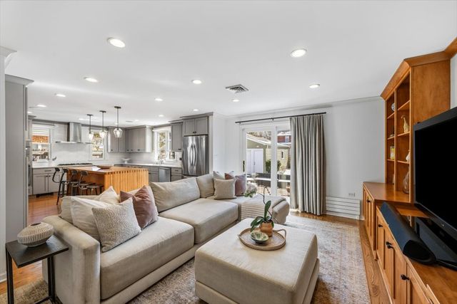 2121 Greenwood Avenue, Wilmette, IL 60091