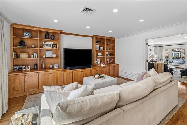 2121 Greenwood Avenue, Wilmette, IL 60091