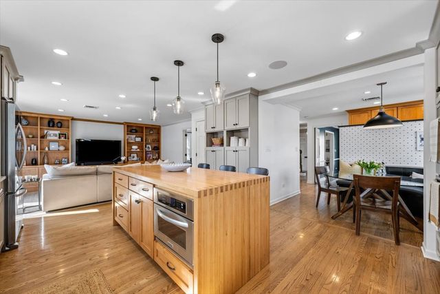 2121 Greenwood Avenue, Wilmette, IL 60091