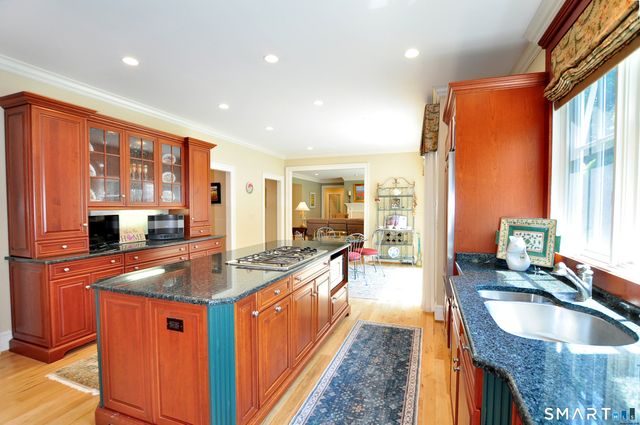 6 Larkins Way, Farmington, CT 06032
