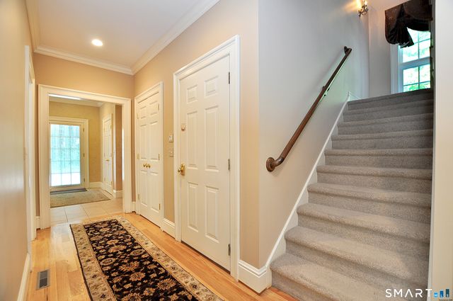 6 Larkins Way, Farmington, CT 06032