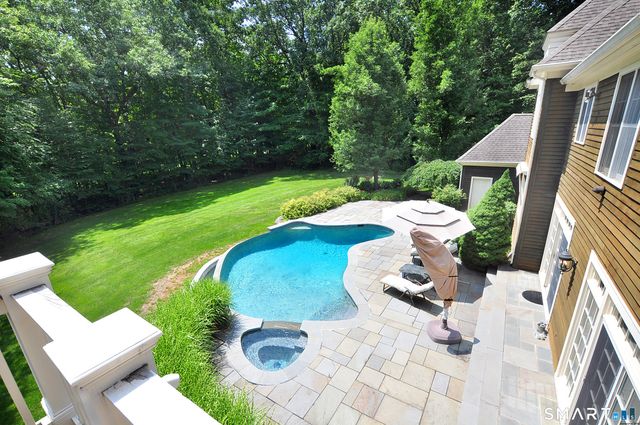 6 Larkins Way, Farmington, CT 06032
